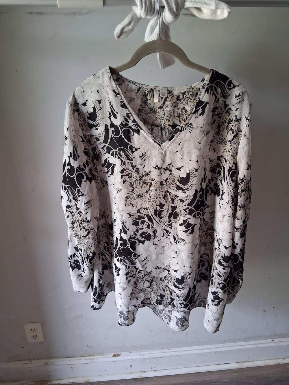 Cato Black & White Floral V-Neck Long Sleeve Top